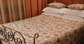 Гостиница Моника Пермь Номер с кроватью размера «queen-size»-5